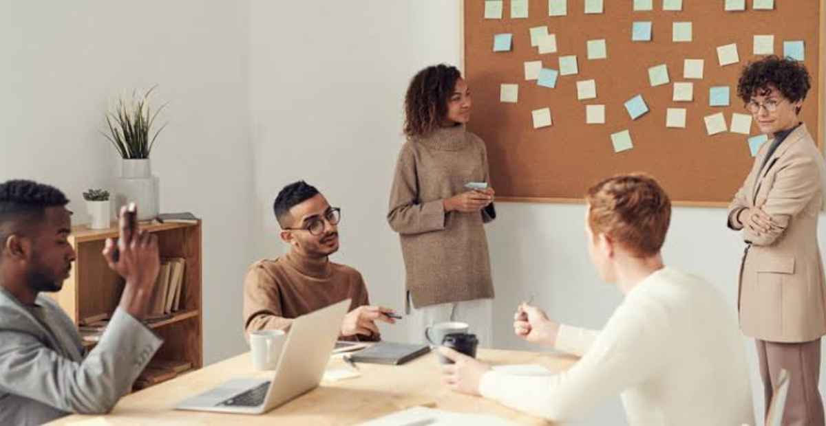 Show your employees their career path | Employer showing clear career path to employees to retain them