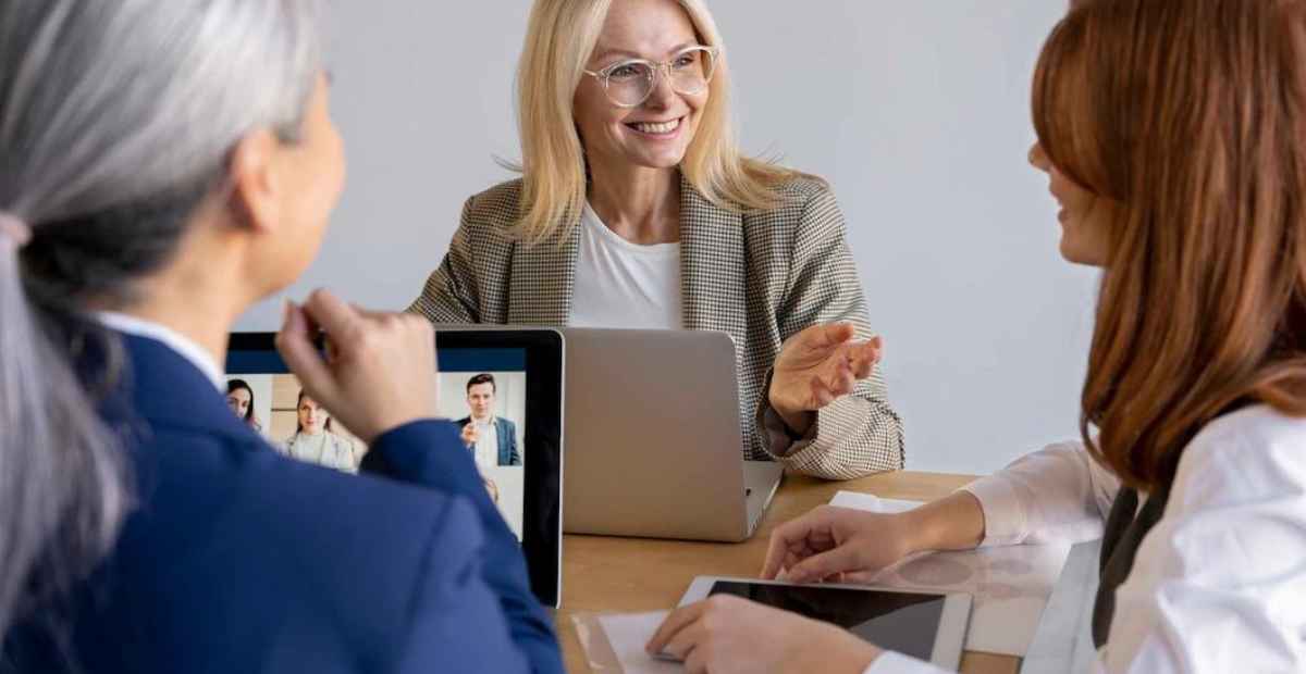 Acknowledge efforts | HR acknowledging employees effort